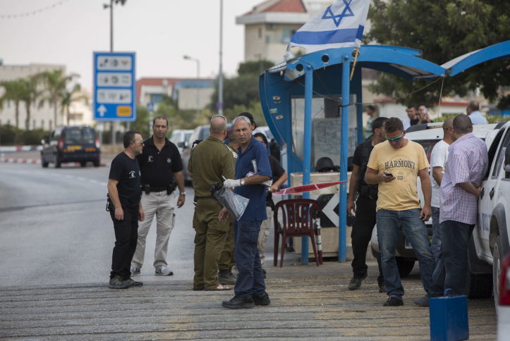 פלסטיני דקר מאבטח במעלה אדומים; שלושה חשודים נעצרו