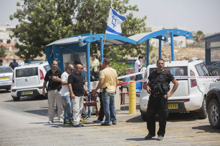 פלסטיני דקר מאבטח במעלה אדומים; שלושה חשודים נעצרו