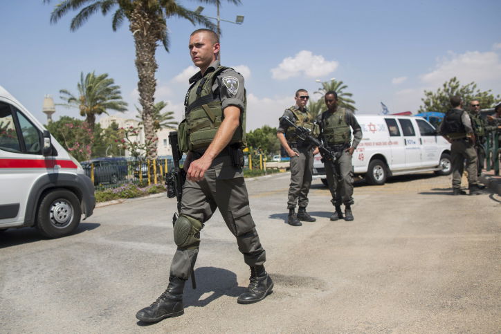 פלסטיני דקר מאבטח במעלה אדומים; שלושה חשודים נעצרו