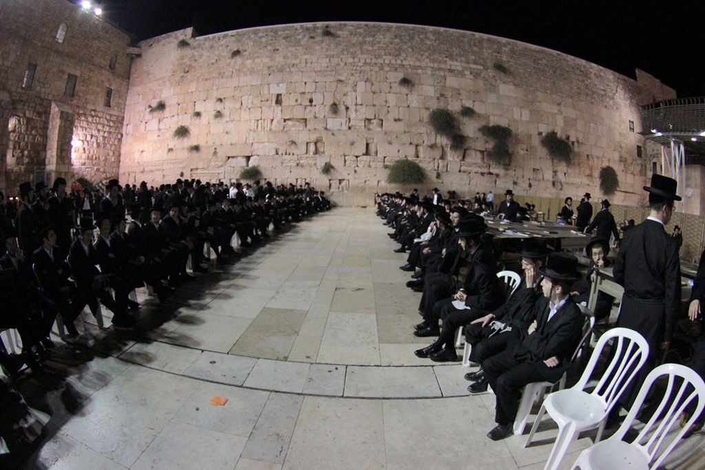 גלריה: מוצאי תשעה באב בכותל המערבי