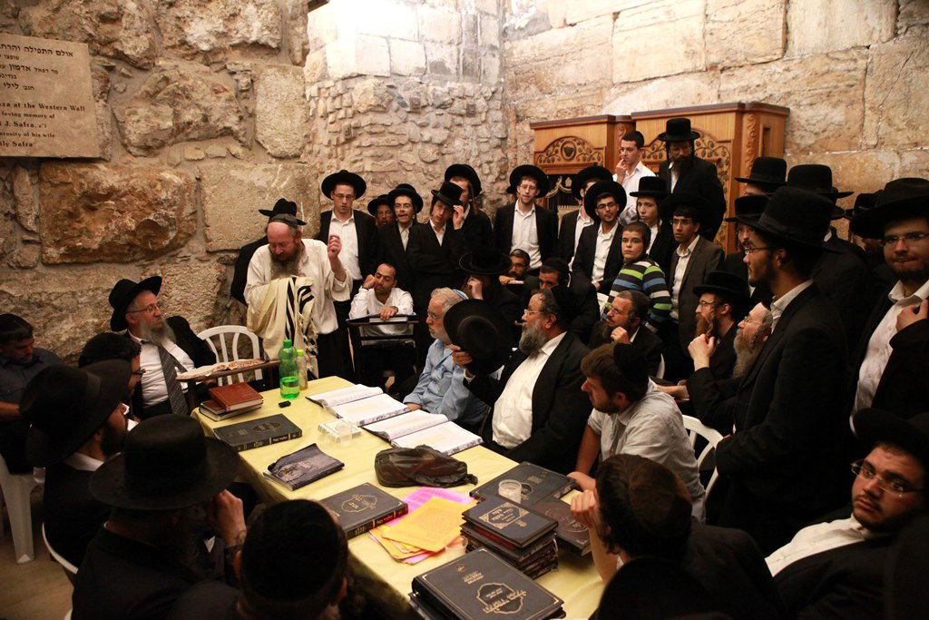 גלריה: מוצאי תשעה באב בכותל המערבי