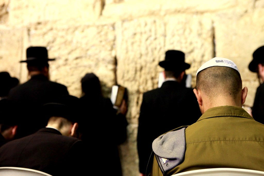 גלריה: מוצאי תשעה באב בכותל המערבי