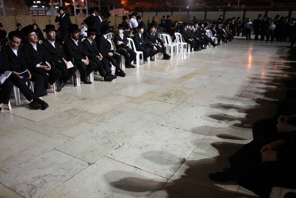 גלריה: מוצאי תשעה באב בכותל המערבי