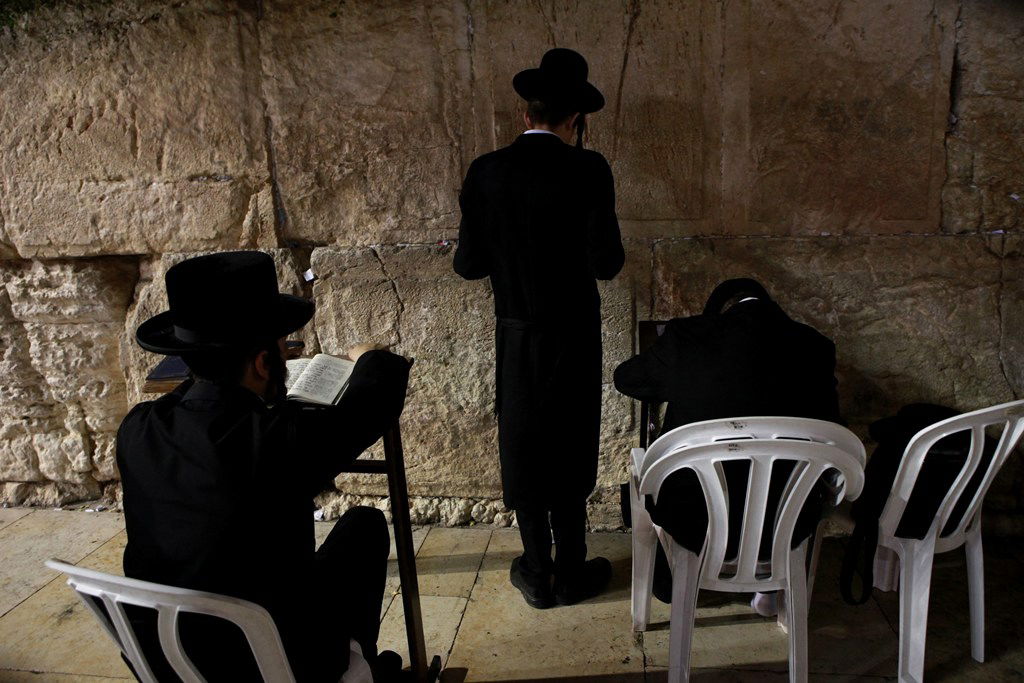 גלריה: מוצאי תשעה באב בכותל המערבי