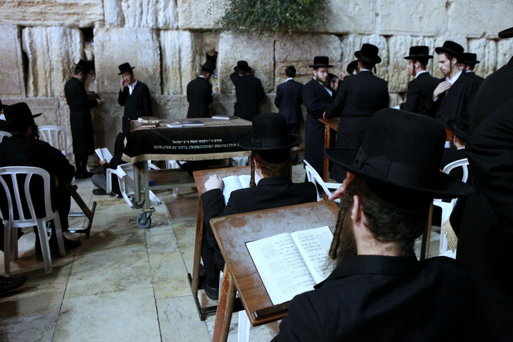 גלריה: מוצאי תשעה באב בכותל המערבי