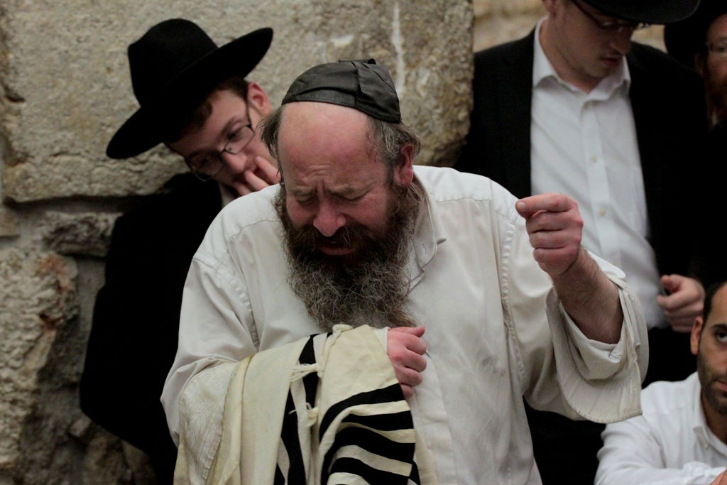 גלריה: מוצאי תשעה באב בכותל המערבי