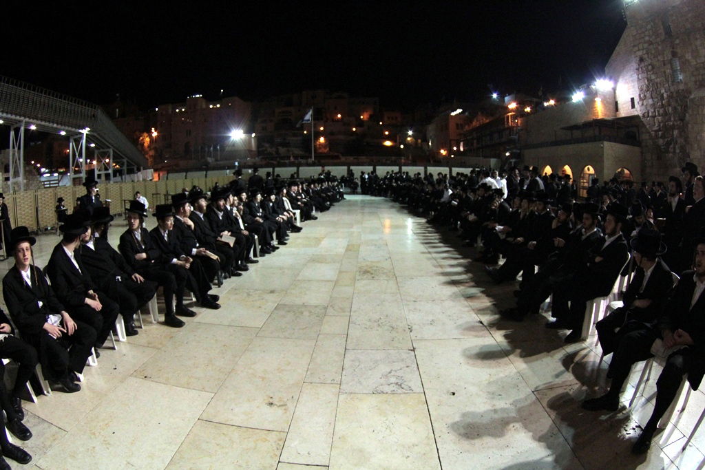 גלריה: מוצאי תשעה באב בכותל המערבי