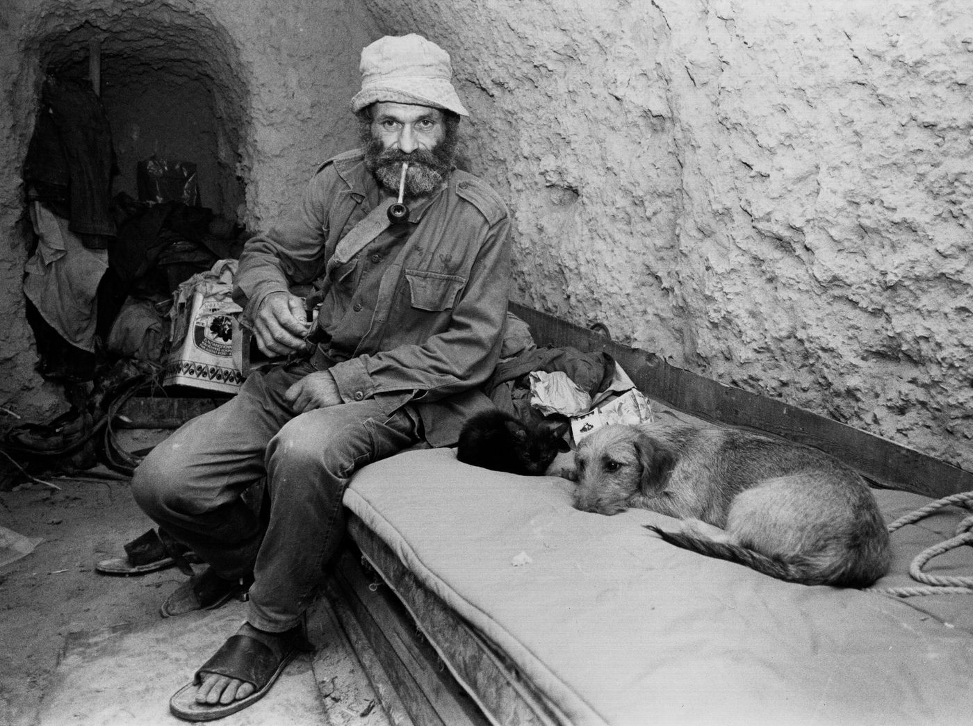 פרקש עם כלבו במערה בה התגורר במשך שנים