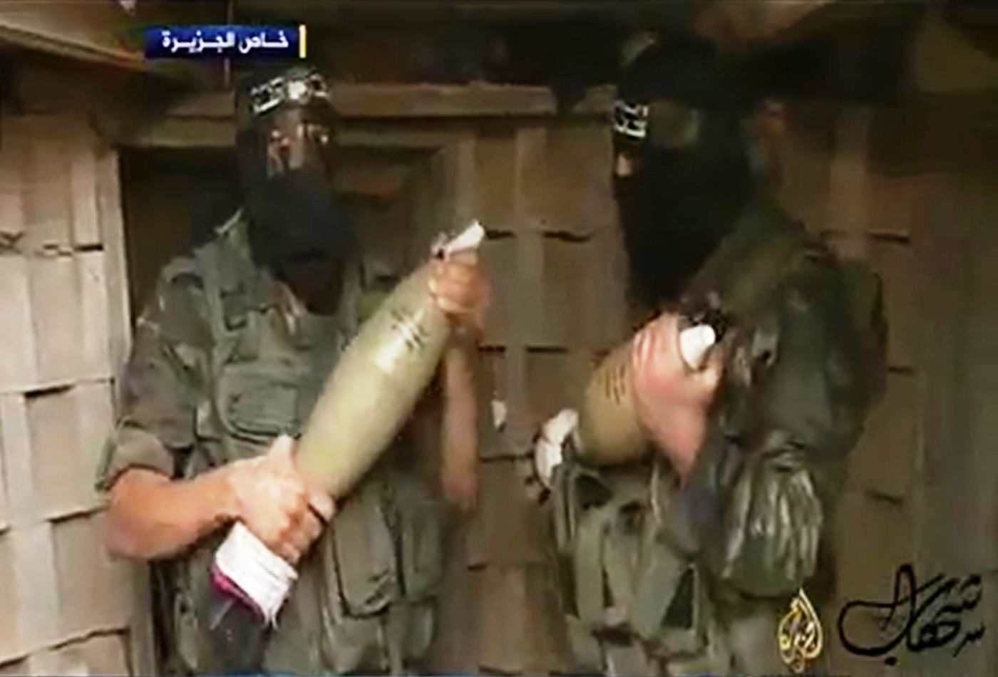 החמאס מציג: פעילי טרור ונשק בתוך מנהרה בעזה
