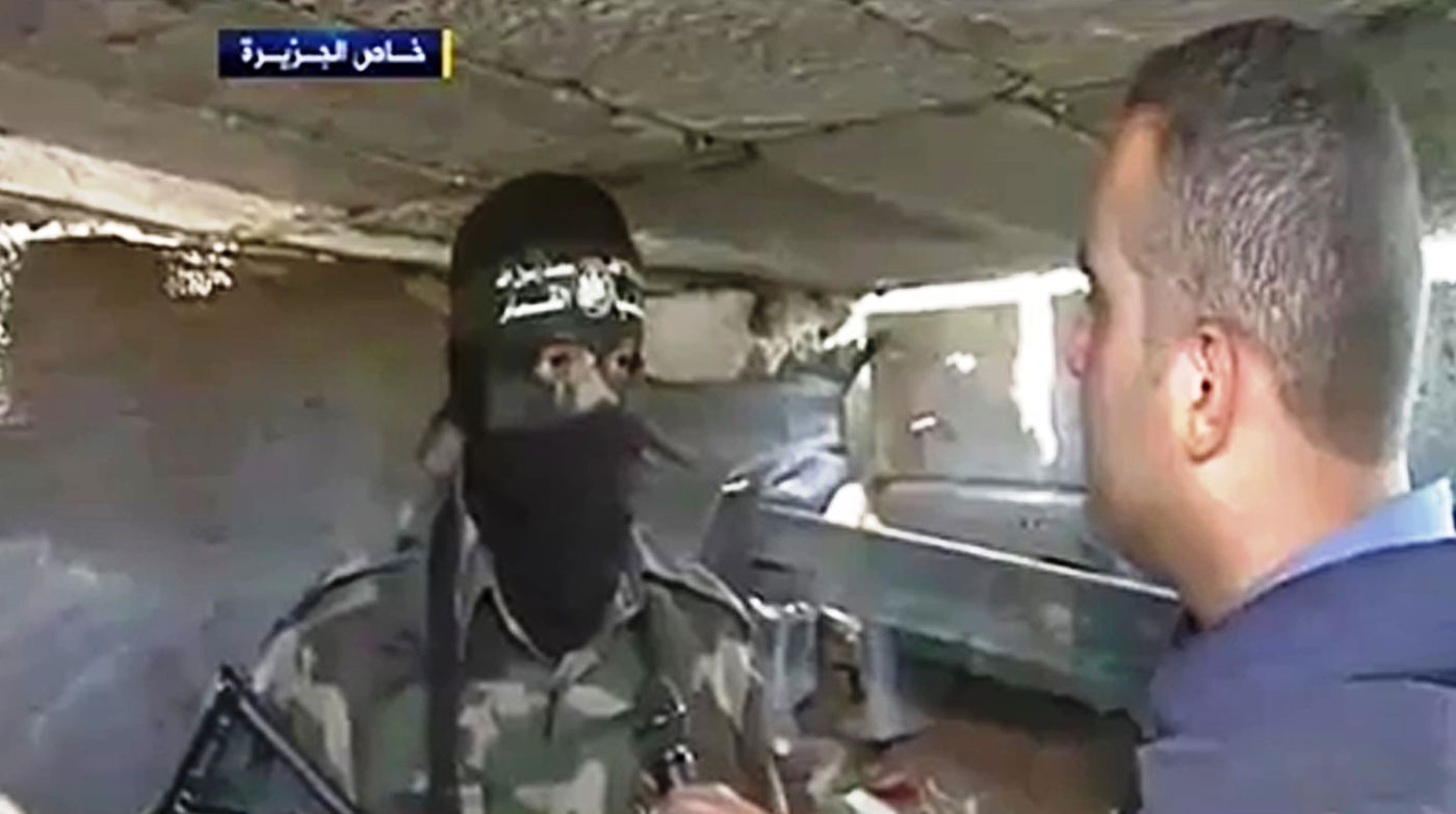 החמאס מציג: פעילי טרור ונשק בתוך מנהרה בעזה