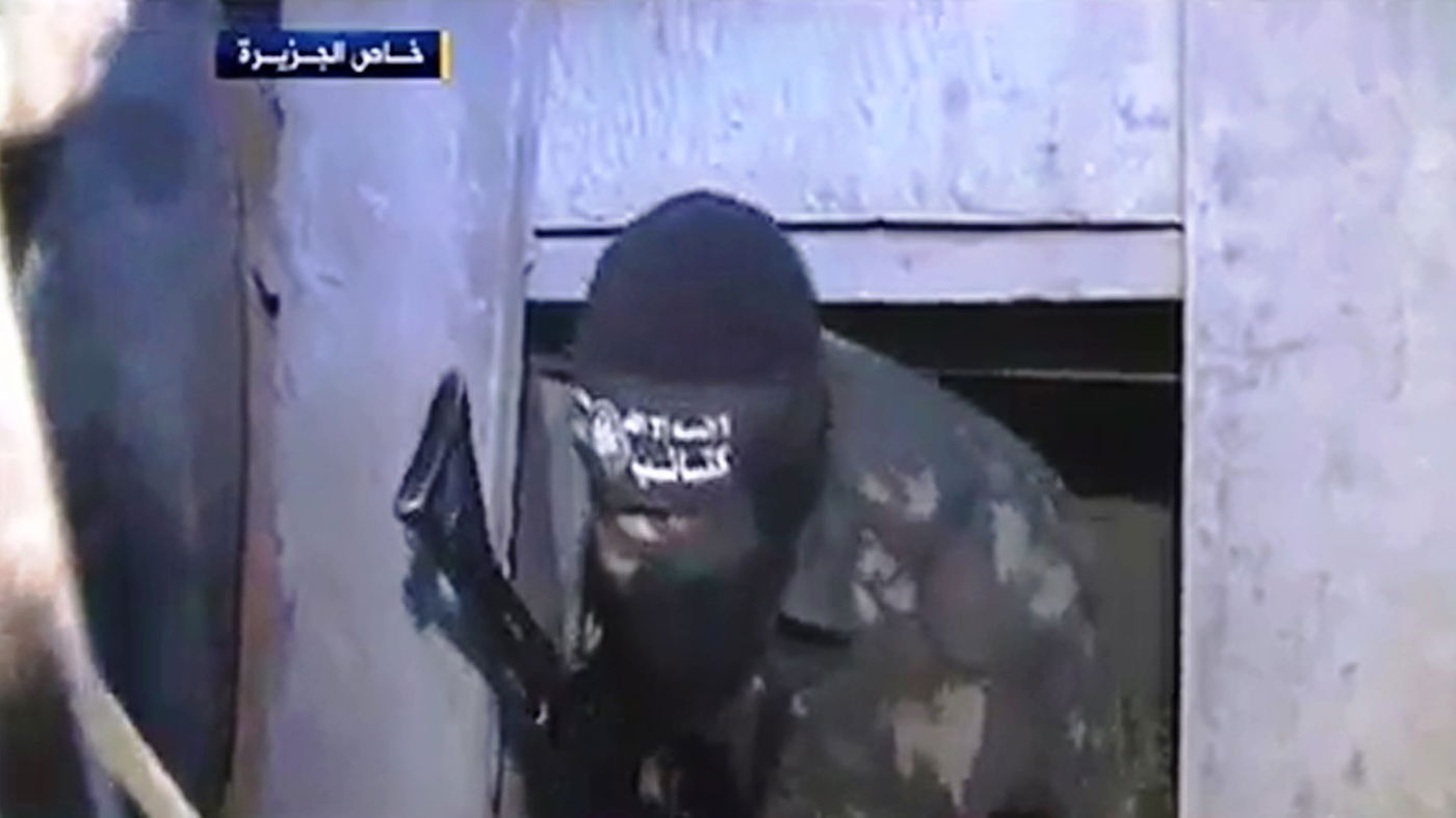 החמאס מציג: פעילי טרור ונשק בתוך מנהרה בעזה