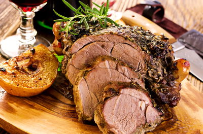 צלי בקר אפוי ביין עם דלעות וצימוקים