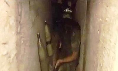 החמאס מציג: פעילי טרור ונשק בתוך מנהרה בעזה