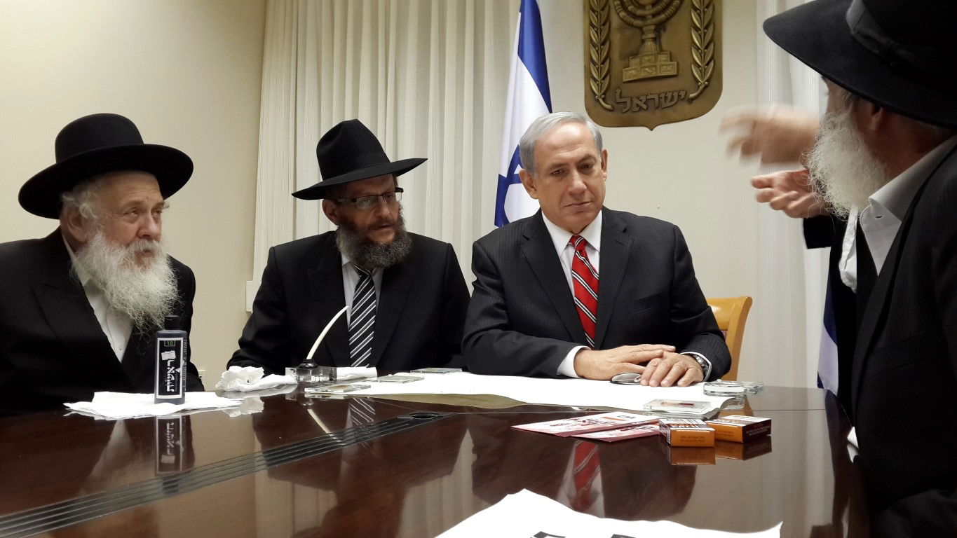 ראש הממשלה כתב אות בספר התורה לזכות חיילי צה"ל