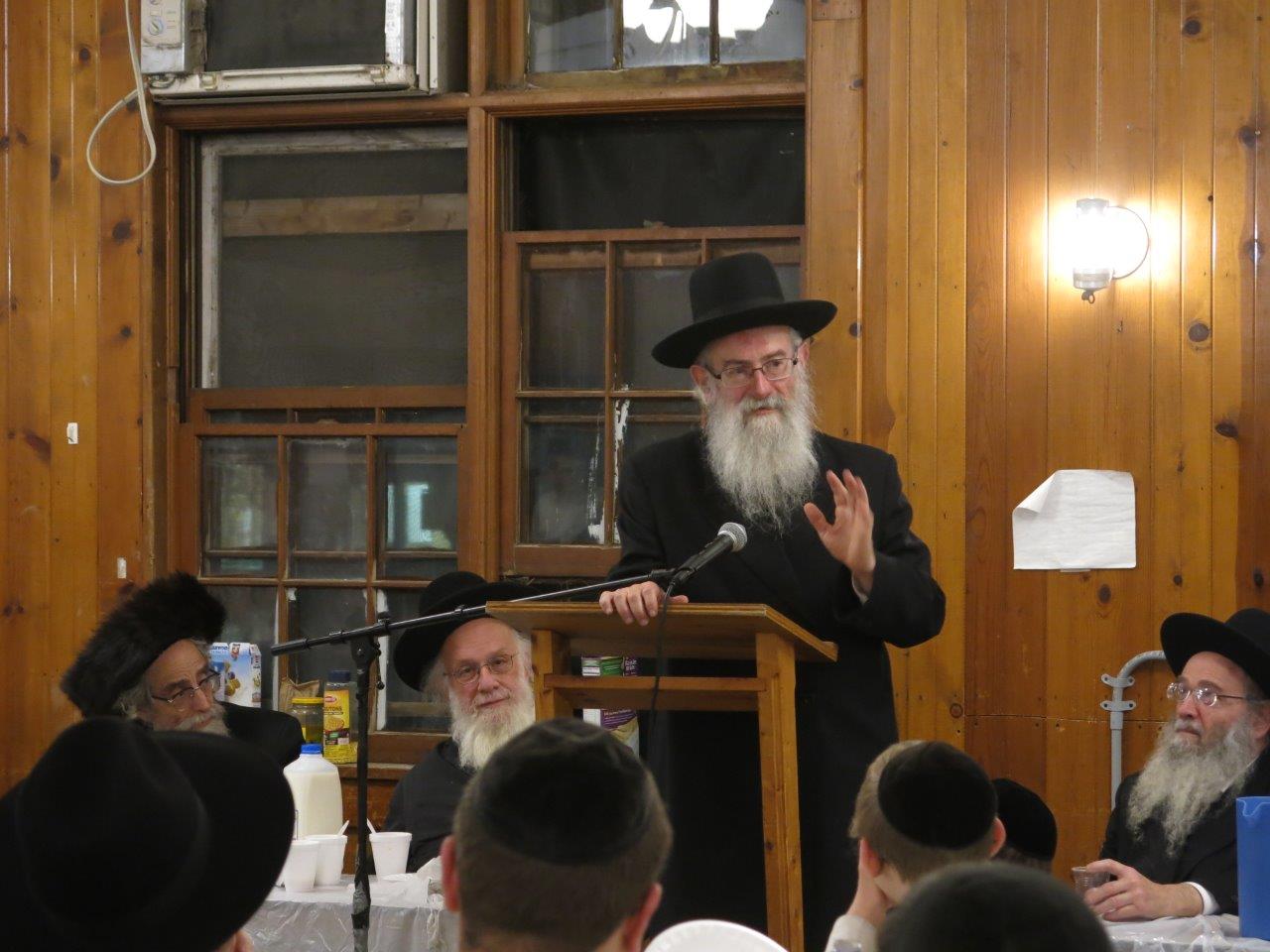 לימוד, משחקי כדור ועל האש • צפו בנופש החרדי