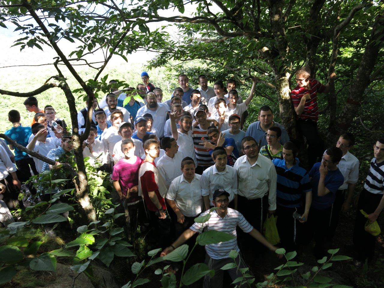 לימוד, משחקי כדור ועל האש • צפו בנופש החרדי