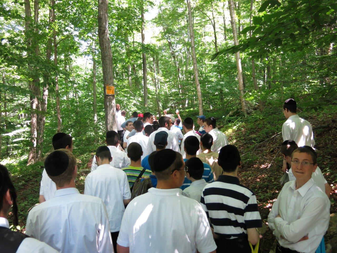 לימוד, משחקי כדור ועל האש • צפו בנופש החרדי