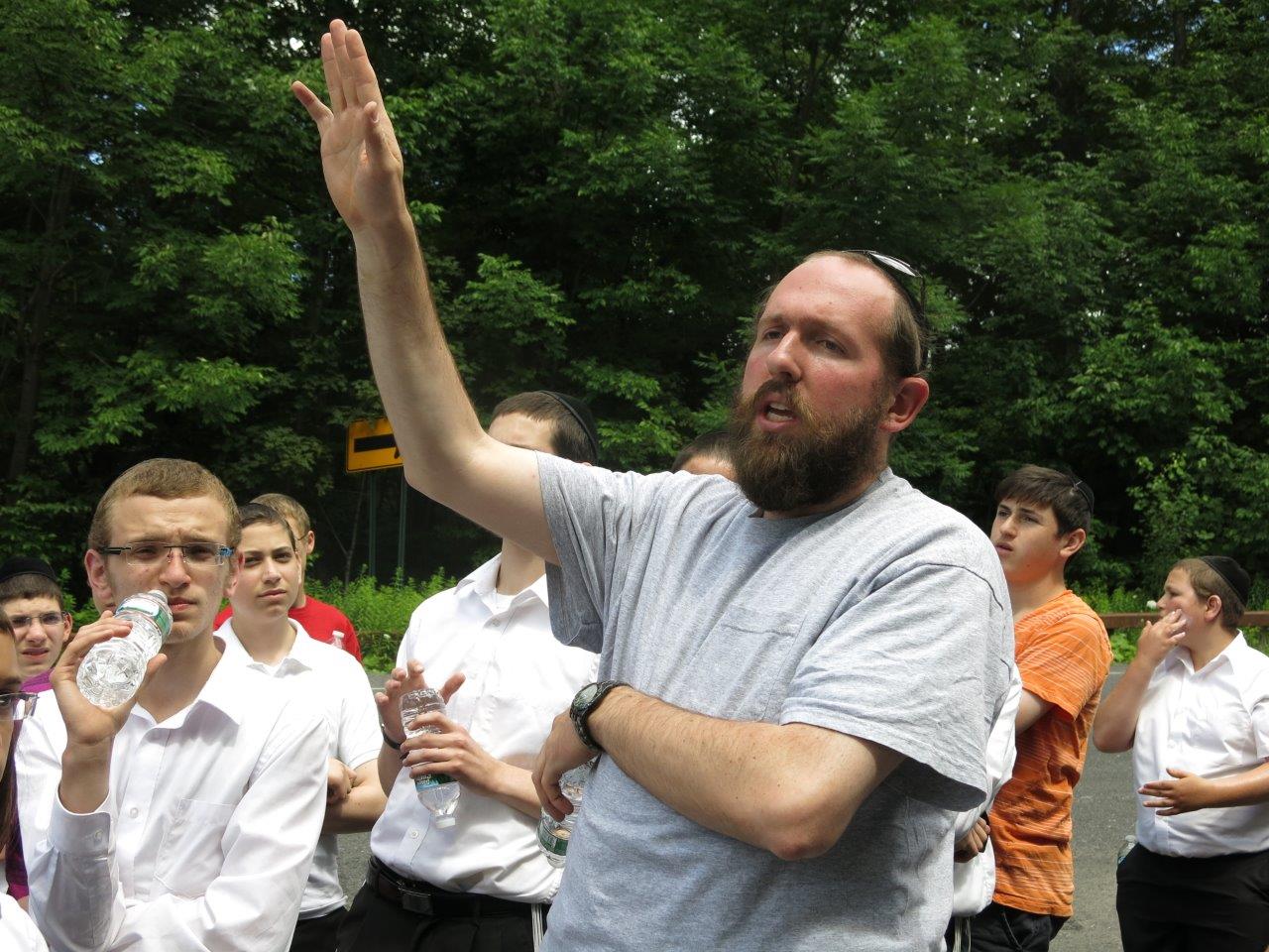 לימוד, משחקי כדור ועל האש • צפו בנופש החרדי