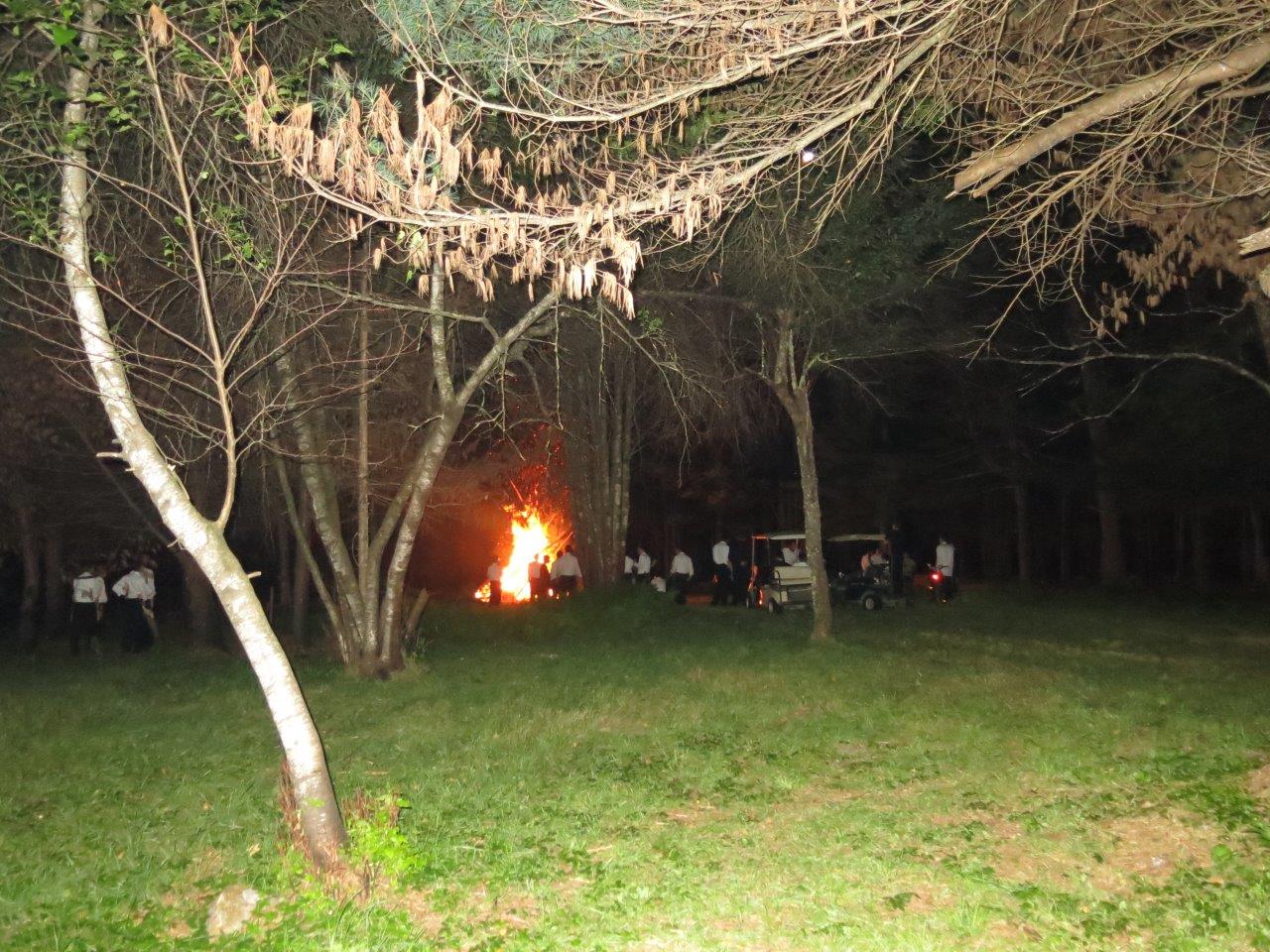 לימוד, משחקי כדור ועל האש • צפו בנופש החרדי