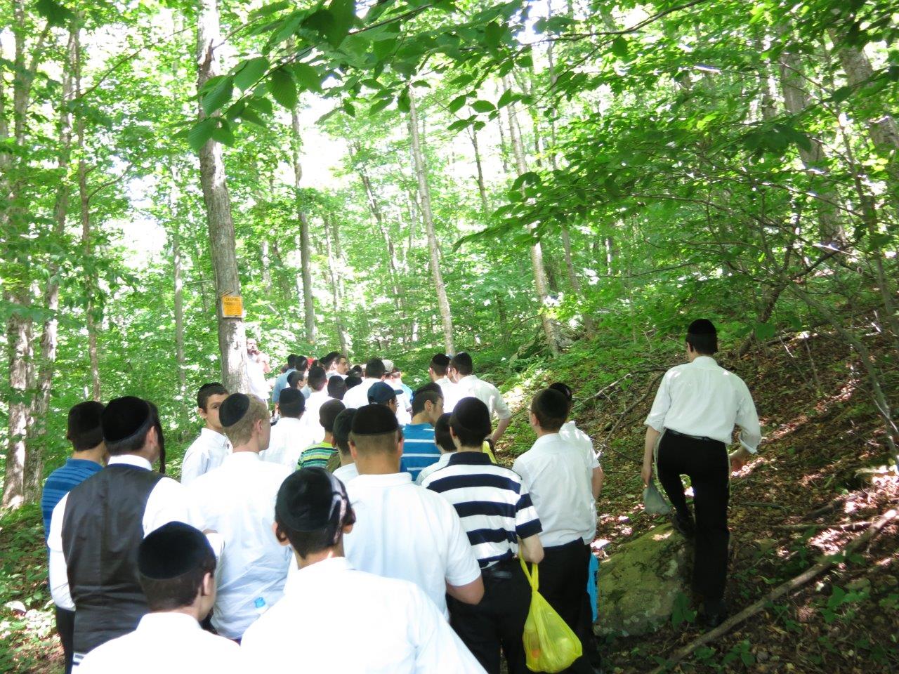 לימוד, משחקי כדור ועל האש • צפו בנופש החרדי
