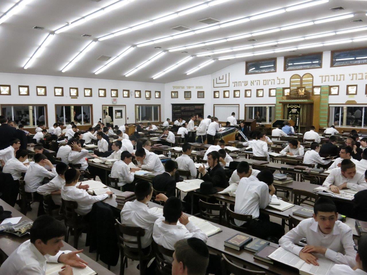 לימוד, משחקי כדור ועל האש • צפו בנופש החרדי