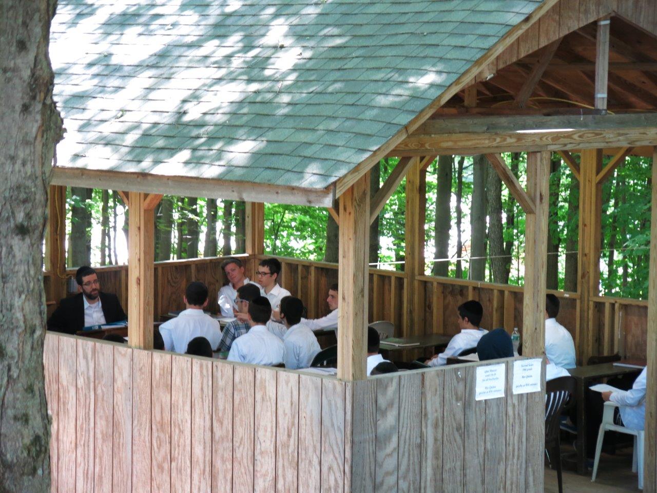 לימוד, משחקי כדור ועל האש • צפו בנופש החרדי