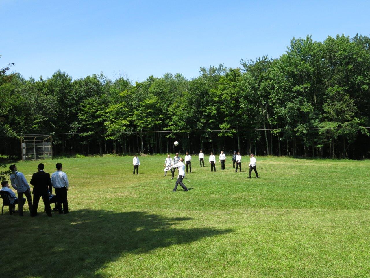 לימוד, משחקי כדור ועל האש • צפו בנופש החרדי