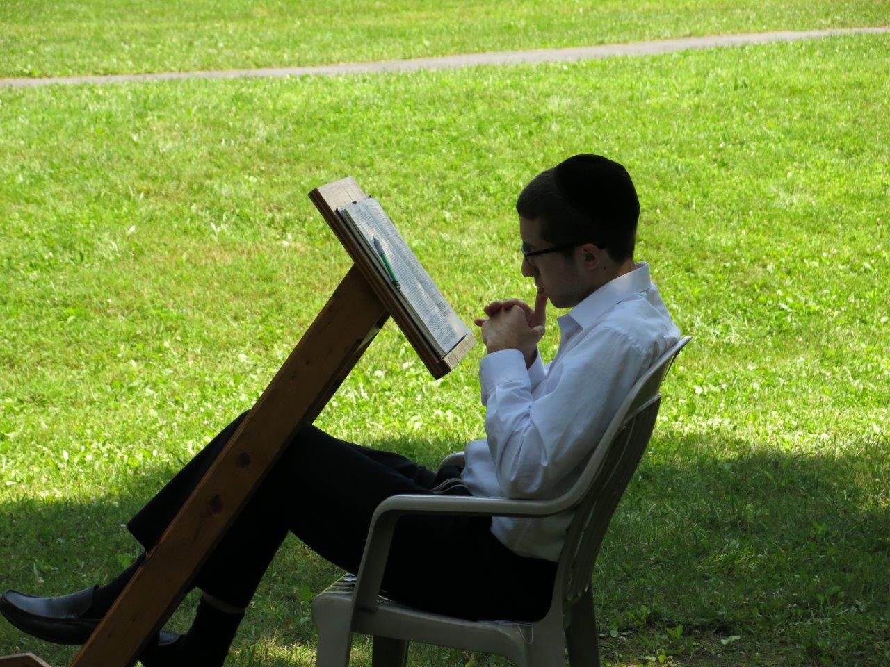 לימוד, משחקי כדור ועל האש • צפו בנופש החרדי