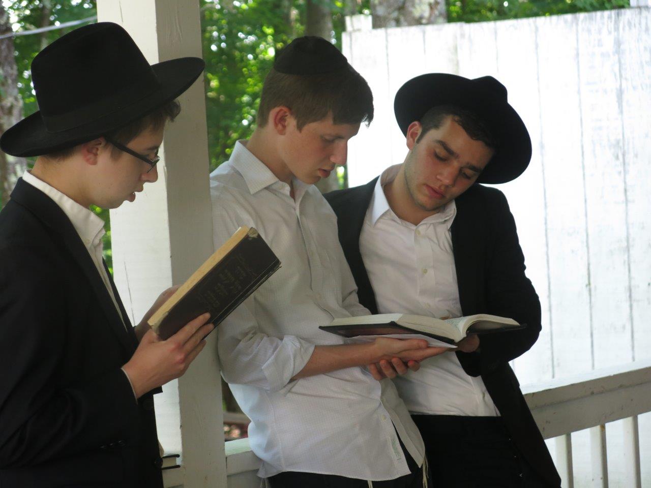 לימוד, משחקי כדור ועל האש • צפו בנופש החרדי