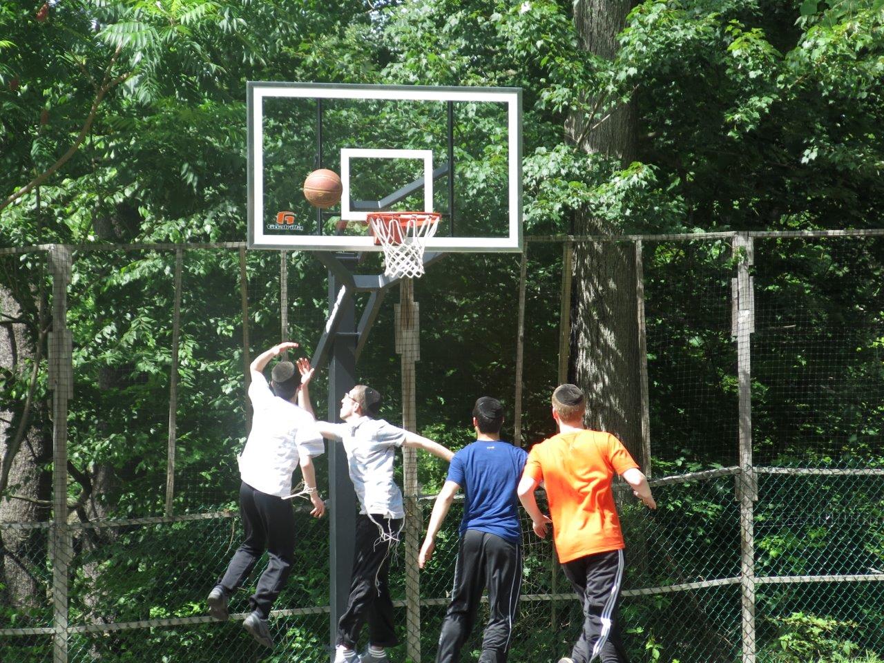 לימוד, משחקי כדור ועל האש • צפו בנופש החרדי