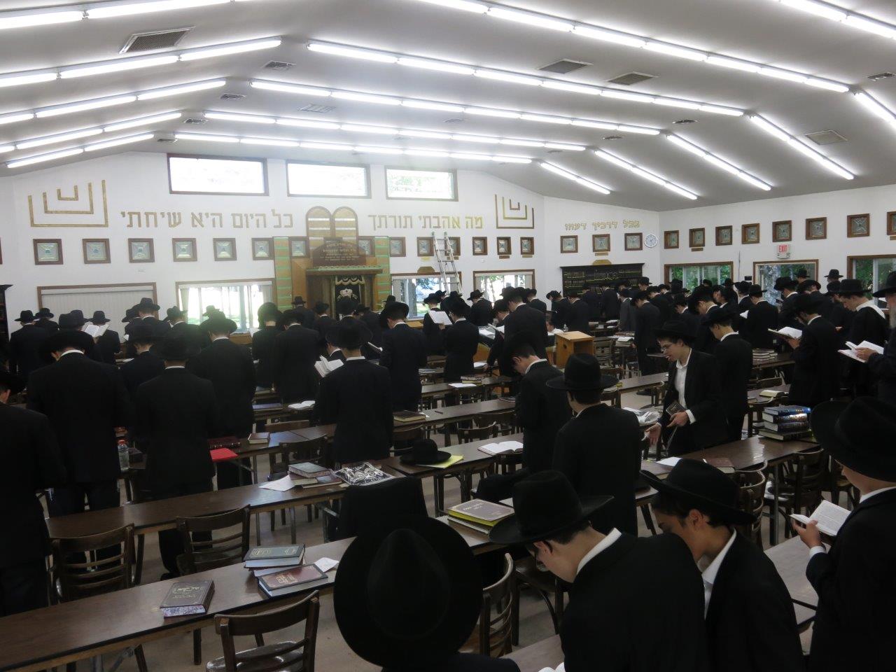 לימוד, משחקי כדור ועל האש • צפו בנופש החרדי