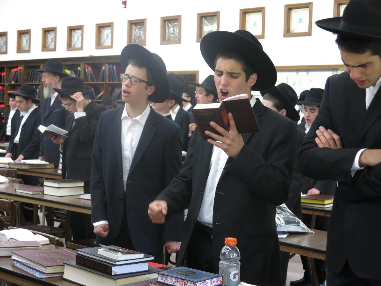 לימוד, משחקי כדור ועל האש • צפו בנופש החרדי