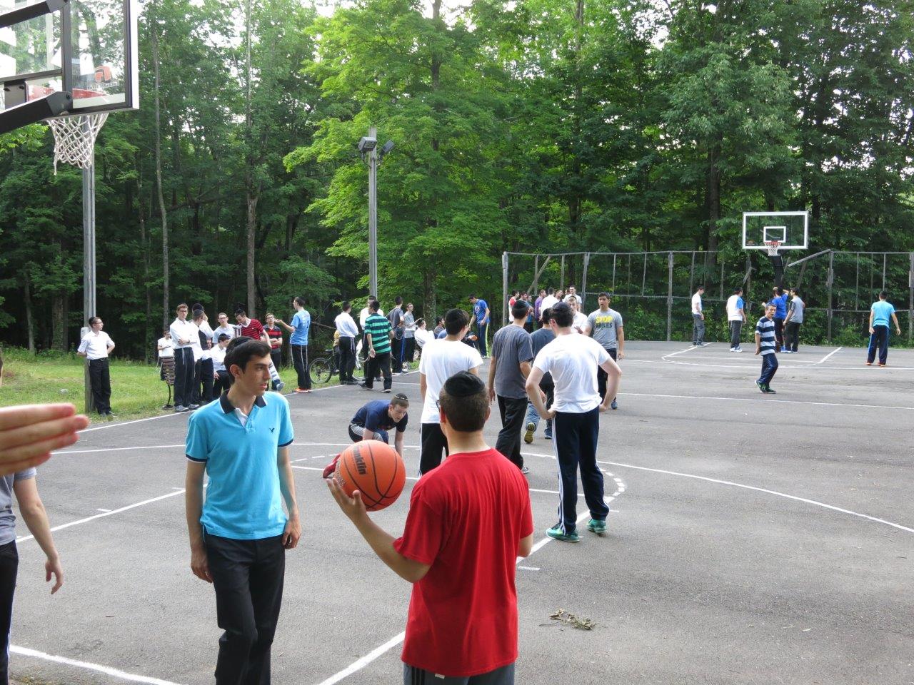 לימוד, משחקי כדור ועל האש • צפו בנופש החרדי