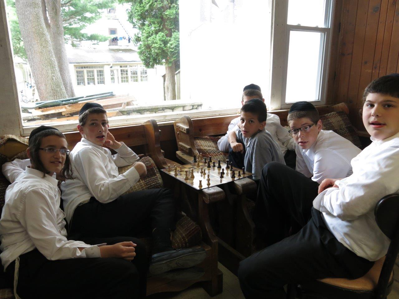 לימוד, משחקי כדור ועל האש • צפו בנופש החרדי