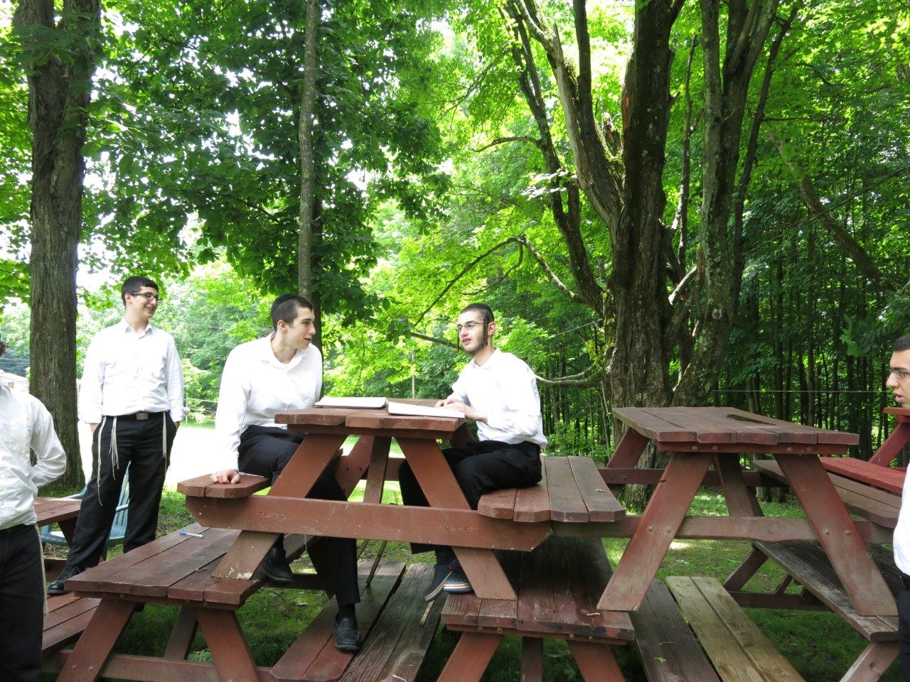 לימוד, משחקי כדור ועל האש • צפו בנופש החרדי