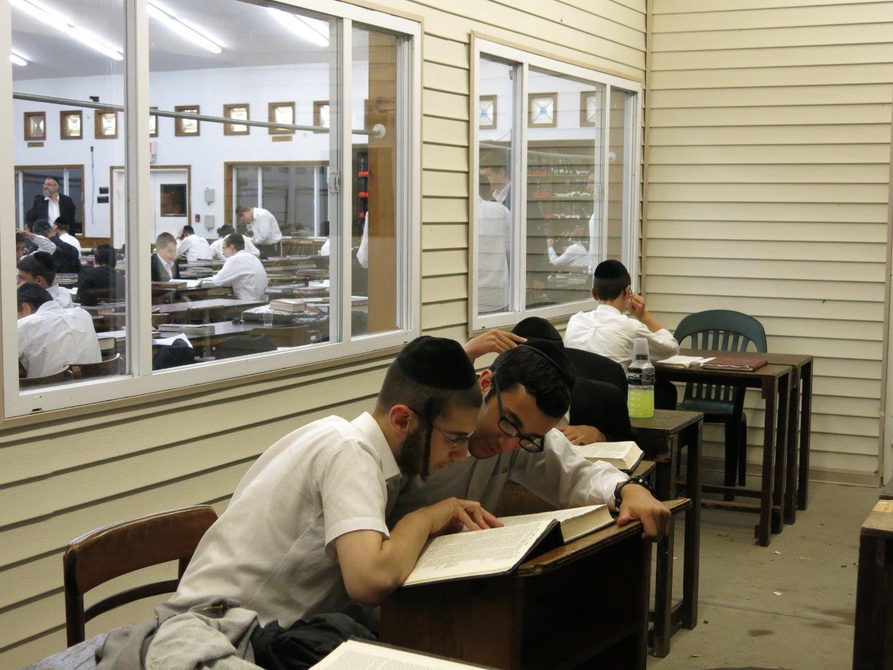 לימוד, משחקי כדור ועל האש • צפו בנופש החרדי