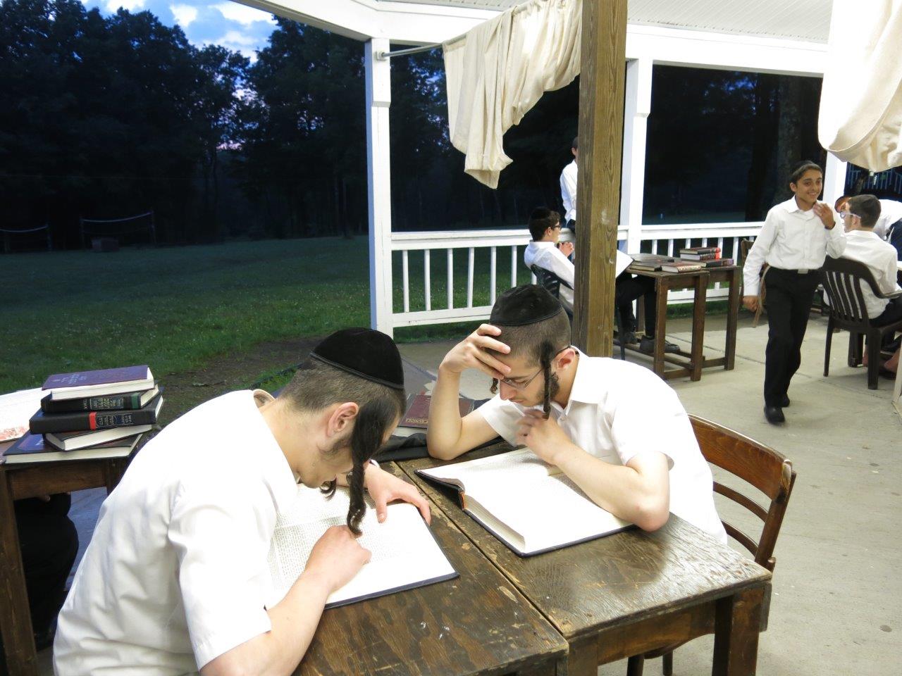 לימוד, משחקי כדור ועל האש • צפו בנופש החרדי