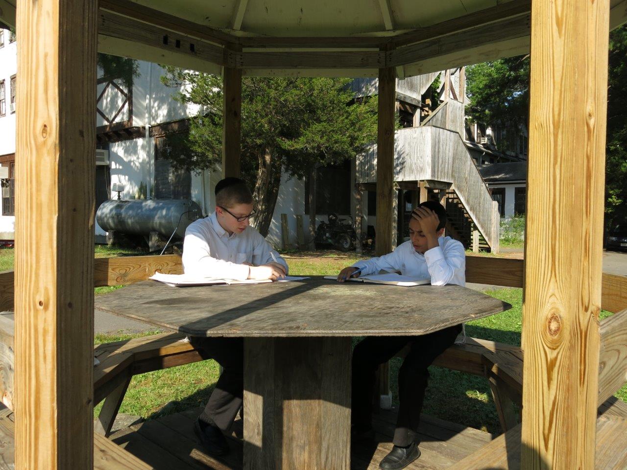 לימוד, משחקי כדור ועל האש • צפו בנופש החרדי