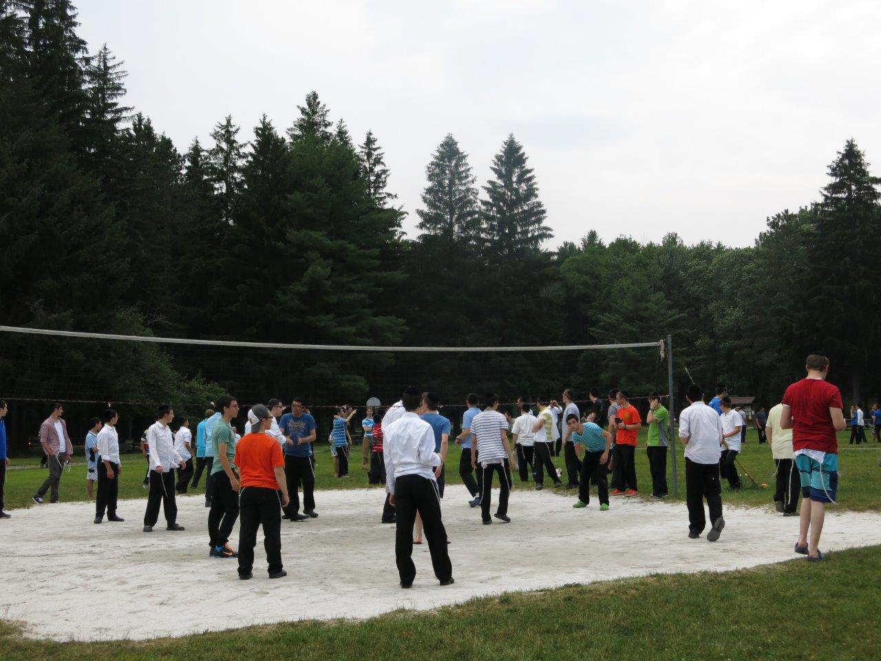 לימוד, משחקי כדור ועל האש • צפו בנופש החרדי