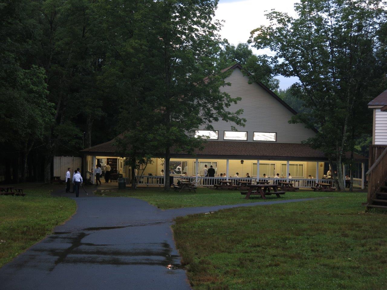 לימוד, משחקי כדור ועל האש • צפו בנופש החרדי