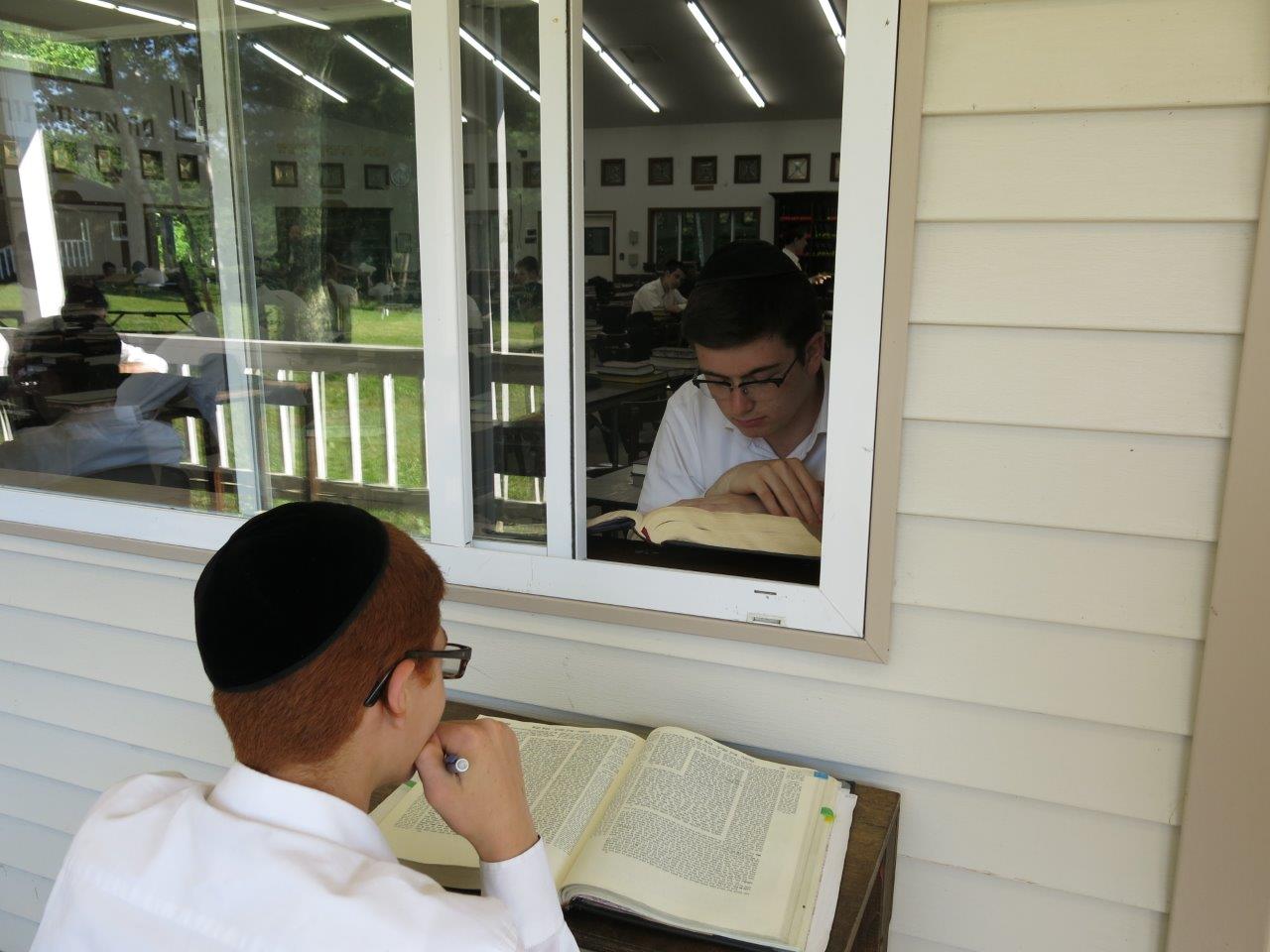 לימוד, משחקי כדור ועל האש • צפו בנופש החרדי