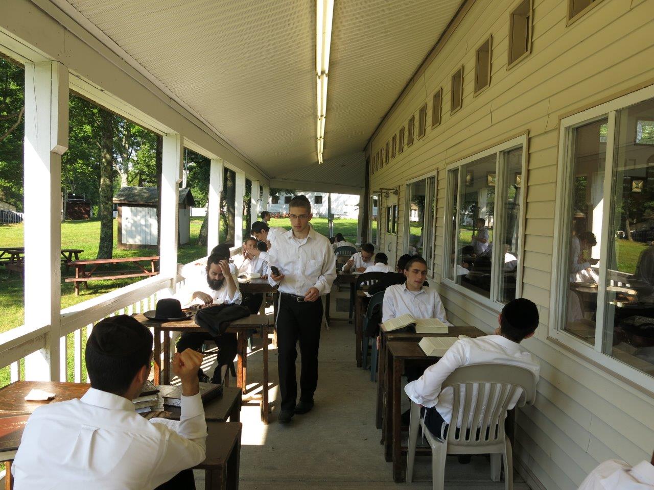 לימוד, משחקי כדור ועל האש • צפו בנופש החרדי