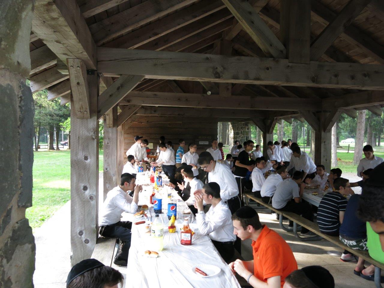 לימוד, משחקי כדור ועל האש • צפו בנופש החרדי