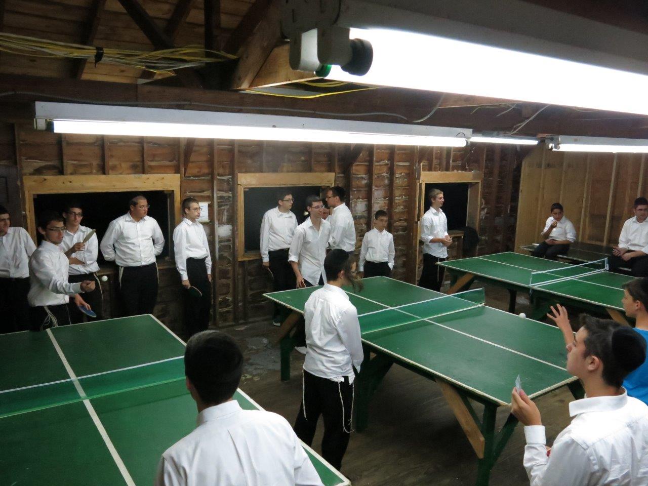 לימוד, משחקי כדור ועל האש • צפו בנופש החרדי