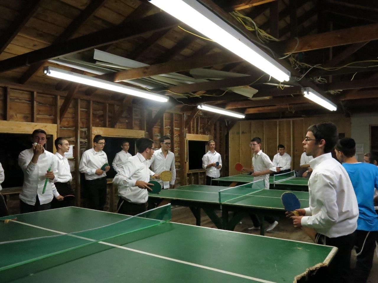 לימוד, משחקי כדור ועל האש • צפו בנופש החרדי