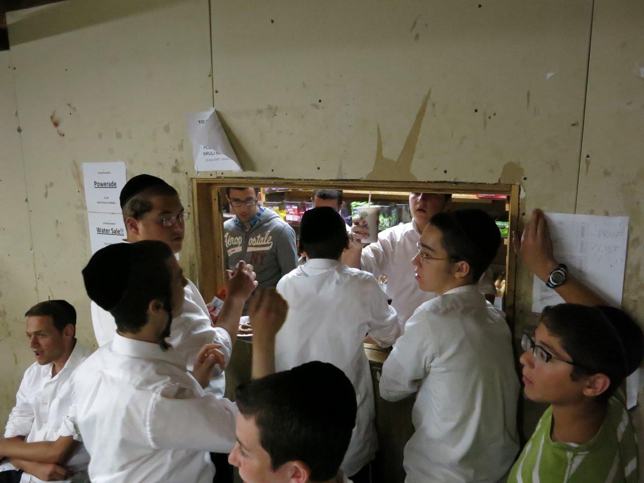 לימוד, משחקי כדור ועל האש • צפו בנופש החרדי