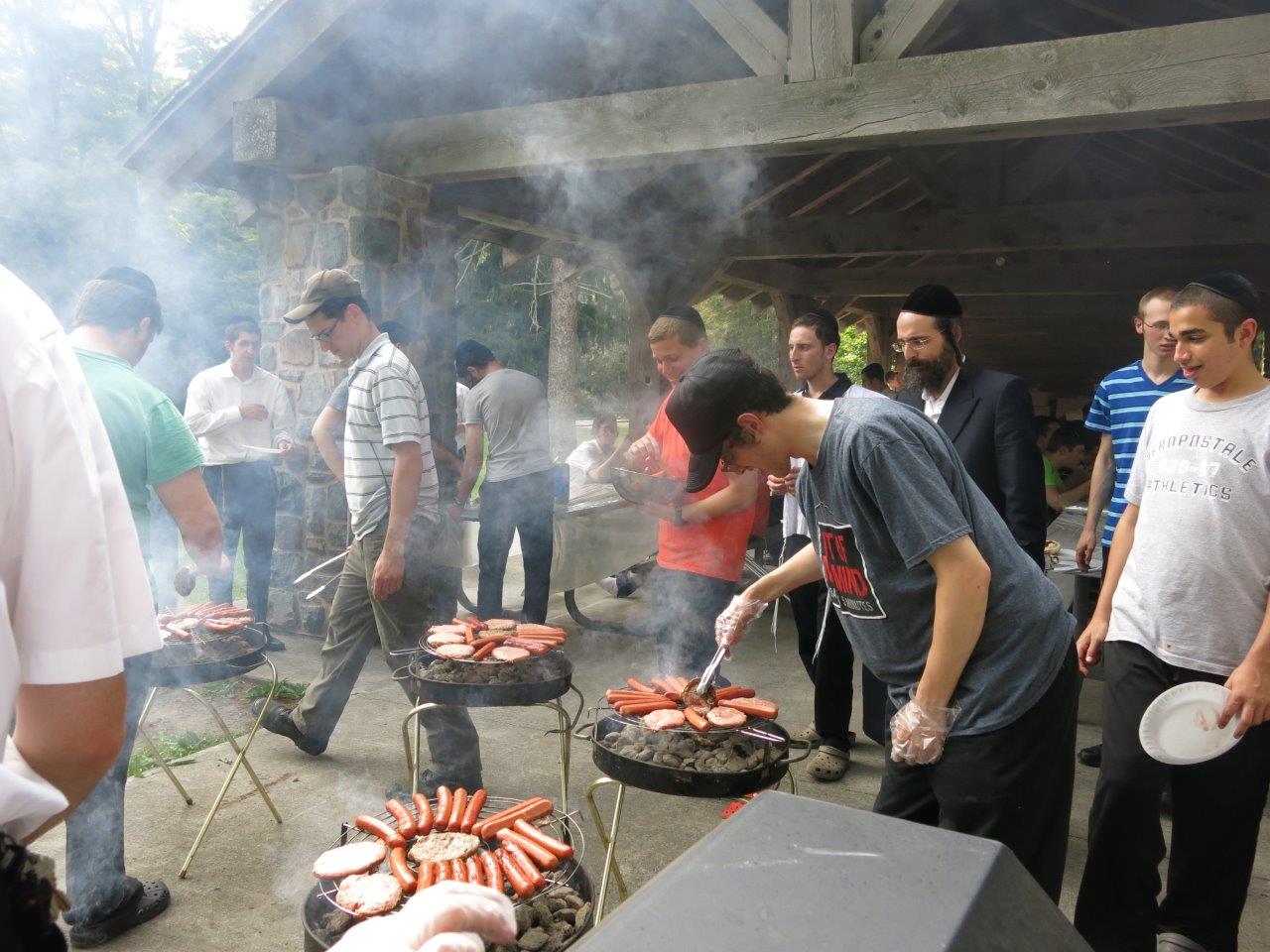 לימוד, משחקי כדור ועל האש • צפו בנופש החרדי