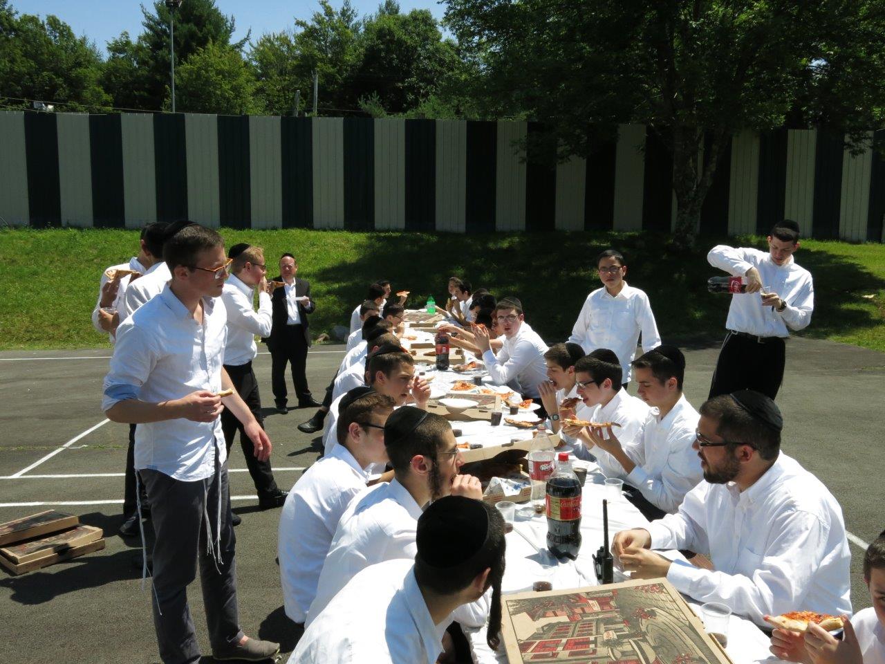 לימוד, משחקי כדור ועל האש • צפו בנופש החרדי