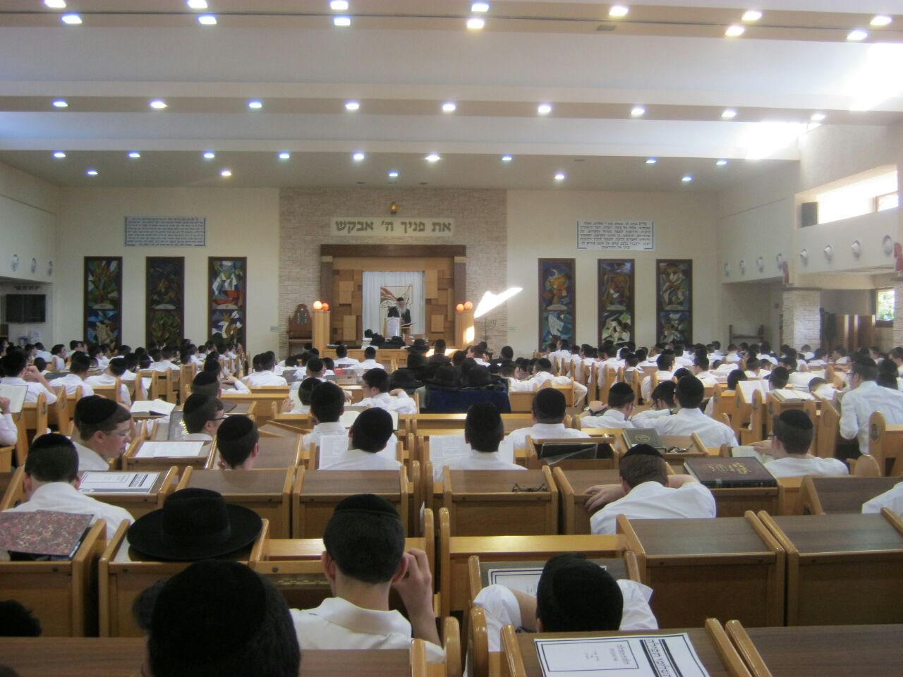 תיעוד: ראש ישיבת פוניבז' מוסר שיעור בקעמפ של מיר