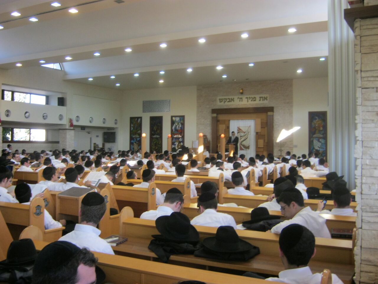 תיעוד: ראש ישיבת פוניבז' מוסר שיעור בקעמפ של מיר